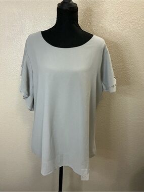 Relaxed Short Sleeve Scoop Neck Blouse in Light Gray